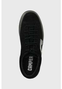 Camper buty zamszowe Chasis męskie kolor czarny. Nosek buta: okrągły. Zapięcie: sznurówki. Kolor: czarny. Materiał: zamsz