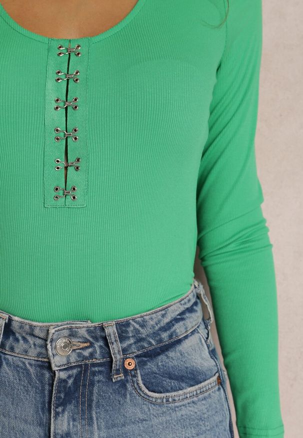 Renee - Zielone Body Kysea. Okazja: na imprezę, na randkę. Kolor: zielony. Materiał: dzianina. Długość rękawa: długi rękaw. Długość: długie. Wzór: prążki
