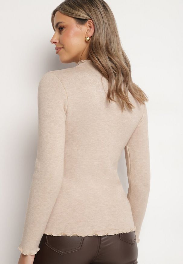 Born2be - Ciemnobeżowy Sweter z Wełną i Ozdobną Falbanką przy Dekolcie Seanoria. Okazja: na co dzień. Kolor: beżowy. Materiał: wełna. Wzór: aplikacja. Styl: klasyczny, casual, elegancki