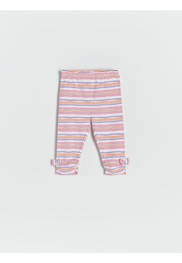 Reserved - Legginsy rybaczki w paski - biały. Kolor: biały. Materiał: dzianina, bawełna. Wzór: paski