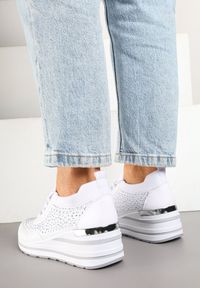 Renee - Białe Sneakersy na Koturnie Ozdobione Metaliczną Aplikacją i Cyrkoniami Fasilna. Okazja: na co dzień, na spacer. Kolor: biały. Wzór: aplikacja. Sezon: lato. Obcas: na koturnie. Sport: turystyka piesza