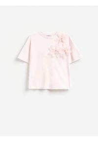 Reserved - T-shirt z kwiatową aplikacją - pastelowy róż. Kolor: różowy. Materiał: bawełna. Wzór: aplikacja, kwiaty