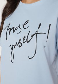 Born2be - Jasnoniebieski T-shirt z Ozdobnym Nadrukiem z Brokatem Tenesia. Okazja: na co dzień. Kolor: niebieski. Materiał: jeans, materiał. Wzór: nadruk. Styl: klasyczny, elegancki, casual #7