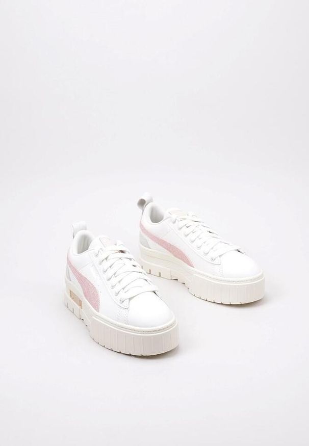 Tenisówki Puma Model Mayze Thrifted Wns Kolor Biały. Zapięcie: sznurówki. Kolor: biały, wielokolorowy, różowy. Materiał: materiał, syntetyk. Szerokość cholewki: normalna. Sport: turystyka piesza