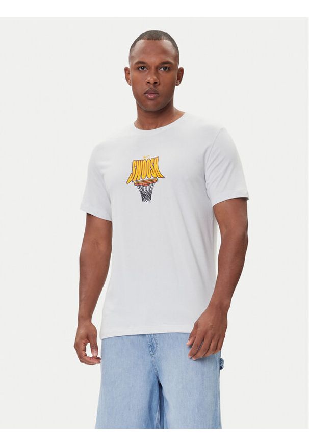Nike T-Shirt HJ3466 025 Szary Regular Fit. Kolor: szary. Materiał: bawełna