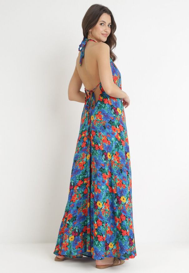 Born2be - Niebieska Rozkloszowana Sukienka Maxi Wiązana na Szyi z Wiskozy w Kwiaty Enisa. Kolor: niebieski. Materiał: wiskoza. Wzór: kwiaty. Sezon: lato, wiosna. Długość: maxi
