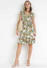 Born2be - Zielona Sukienka Rozkloszowana z Kopertowym Dekoltem Tosima. Kolor: zielony. Materiał: materiał. Wzór: aplikacja. Typ sukienki: kopertowe #2