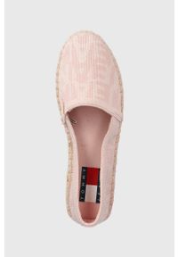 Tommy Jeans espadryle LOGOMANIA ESPADRILLE kolor różowy na platformie EN0EN02079. Nosek buta: okrągły. Kolor: różowy. Materiał: poliester, materiał, guma. Wzór: gładki. Obcas: na platformie #5