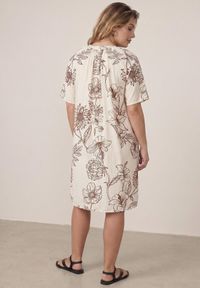 Born2be - Biało-Brązowa Sukienka z Wiskozy o Pudełkowym Kroju w Kwiatowy Print Reninca. Okazja: na co dzień. Kolekcja: plus size. Kolor: biały. Materiał: wiskoza. Wzór: nadruk, kwiaty. Sezon: lato. Typ sukienki: proste, dla puszystych. Styl: casual #2