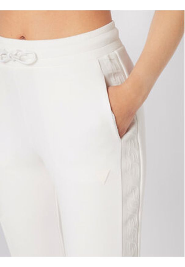 Guess Spodnie dresowe V2YB18 K7UW2 Biały Regular Fit. Kolor: biały. Materiał: wiskoza