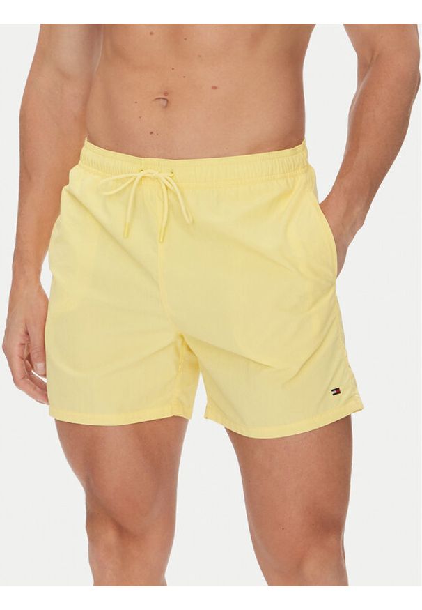 TOMMY HILFIGER - Tommy Hilfiger Szorty kąpielowe UM0UM03477 Żółty Regular Fit. Kolor: żółty. Materiał: syntetyk