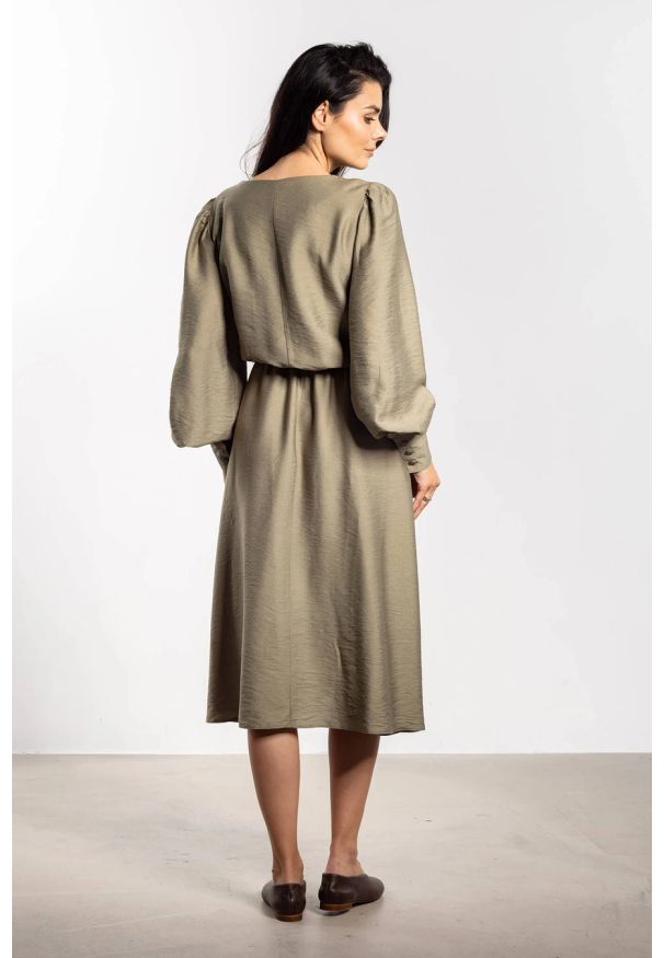 Infinite You - Elegancka sukienka rozkloszowana z długim rękawem zielona. Kolor: brązowy, zielony. Długość rękawa: długi rękaw. Styl: elegancki