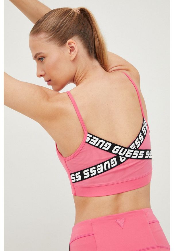 Guess biustonosz sportowy kolor różowy. Kolor: różowy. Materiał: skóra. Rodzaj stanika: odpinane ramiączka. Wzór: nadruk