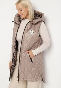 Born2be - Ciemnobeżowa Klasyczna Kamizelka z Pikowanymi Przeszyciami Ettelie. Kolekcja: plus size. Kolor: beżowy. Materiał: jeans, skóra. Długość: długie. Styl: klasyczny #7