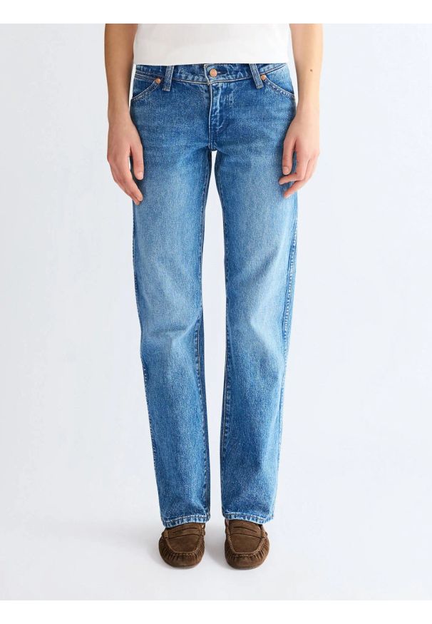 Wrangler - DAMSKIE SPODNIE WRANGLER LOW RISE COWBOY JEAN LASSO LAGOO 112371112
