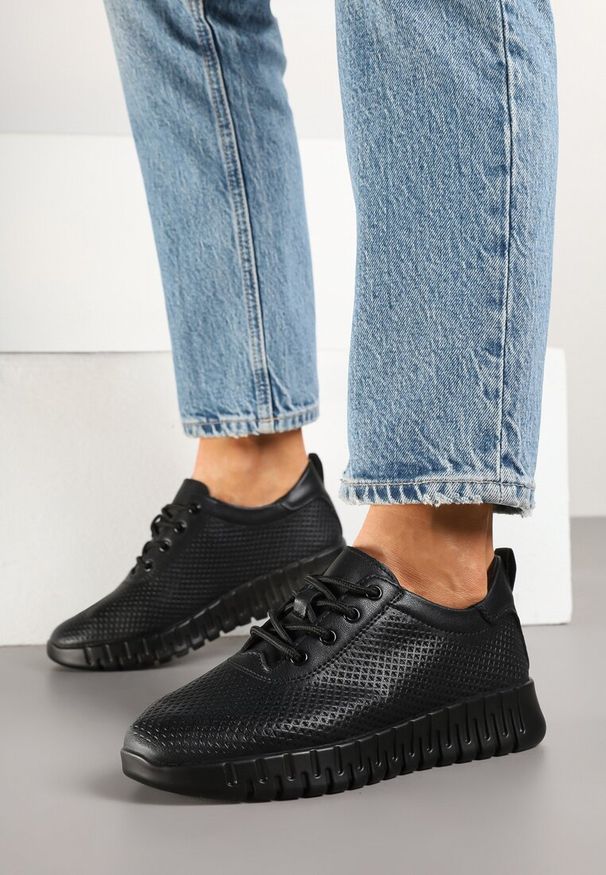 Renee - Czarne Sneakersy ze Skóry Naturalnej z Perforacją na Tłoczonej Podeszwie Setilora. Okazja: na co dzień. Zapięcie: sznurówki. Kolor: czarny. Materiał: skóra