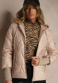 Renee - Złoto-Różowa Kurtka z Pikowanymi Przeszyciami Kapturem i Warstwowymi Rękawami Tulamia. Okazja: na co dzień. Kolor: złoty. Materiał: jeans. Styl: casual