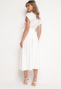 Born2be - Biała Koszulowa Sukienka Zapinana na Guziki z Materiałowym Paskiem Moaxel. Kolor: biały. Materiał: materiał. Długość rękawa: krótki rękaw. Typ sukienki: koszulowe. Styl: elegancki #2