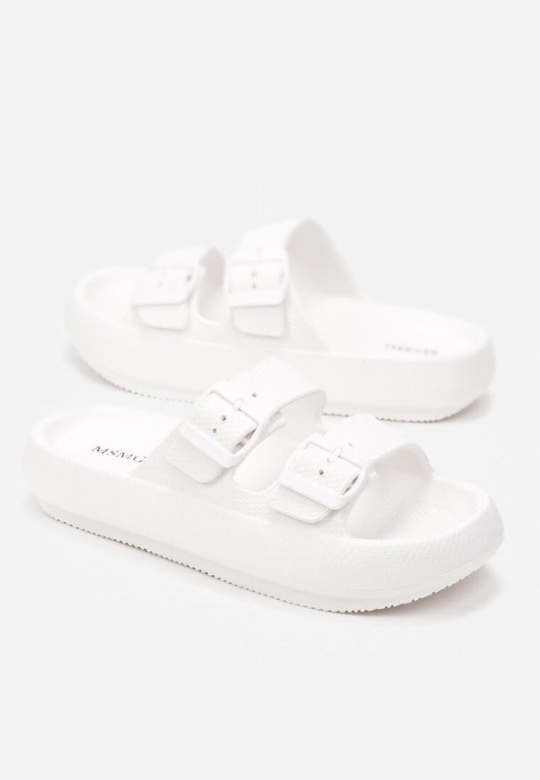 Born2be - Białe Klapki Barbelaia. Kolor: biały. Materiał: guma. Wzór: aplikacja, gładki, jednolity, paski. Sezon: lato