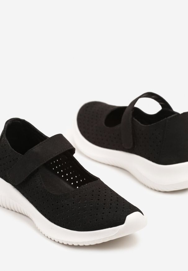 Born2be - Czarne Półbuty Sportowe z Ażurową Cholewką i Rzepem Alanellia. Okazja: na imprezę, na co dzień. Zapięcie: rzepy. Kolor: czarny. Materiał: jeans. Szerokość cholewki: normalna. Wzór: ażurowy. Sezon: wiosna. Styl: sportowy