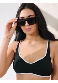 Sinsay - Góra od bikini w prążek - czarny. Kolor: czarny. Wzór: prążki