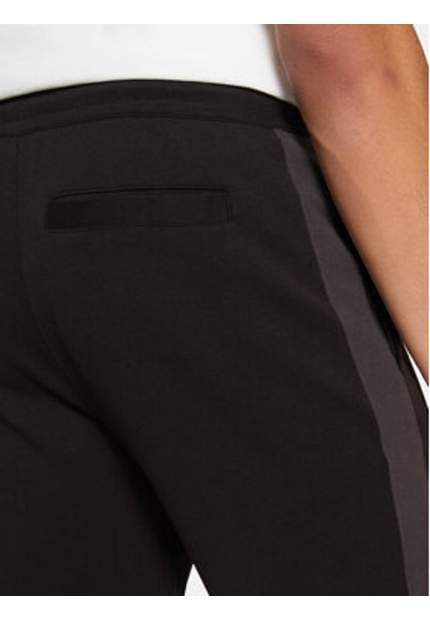 Calvin Klein Jeans Spodnie dresowe J30J327243 Czarny Regular Fit. Kolor: czarny. Materiał: bawełna, syntetyk
