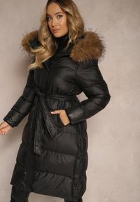 Renee - Czarna Kurtka Pikowana o Długim Kroju z Kapturem Wiązana w Pasie z Odpinanym Futerkiem Phorira. Okazja: na spacer. Typ kołnierza: kaptur. Kolor: czarny. Materiał: futro. Długość: długie. Styl: elegancki #5