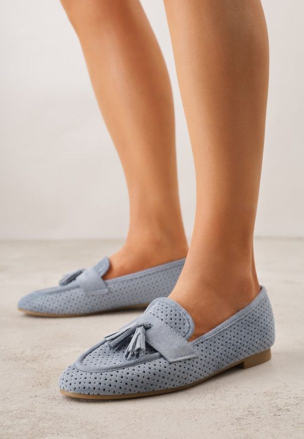 Renee - Niebieskie Perforowane Mokasyny z Imitacji Zamszu Zdobione Frędzlami Vaeliane. Okazja: na co dzień. Kolor: niebieski. Materiał: zamsz. Wzór: aplikacja. Styl: casual, elegancki