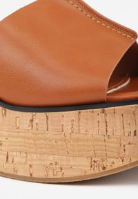 Born2be - Brązowe Sandały VICES na Koturnie z Imitacji Korka z Paskiem wokół Kostki Kelania. Okazja: na co dzień. Zapięcie: pasek. Kolor: brązowy. Obcas: na koturnie. Styl: casual, elegancki #3