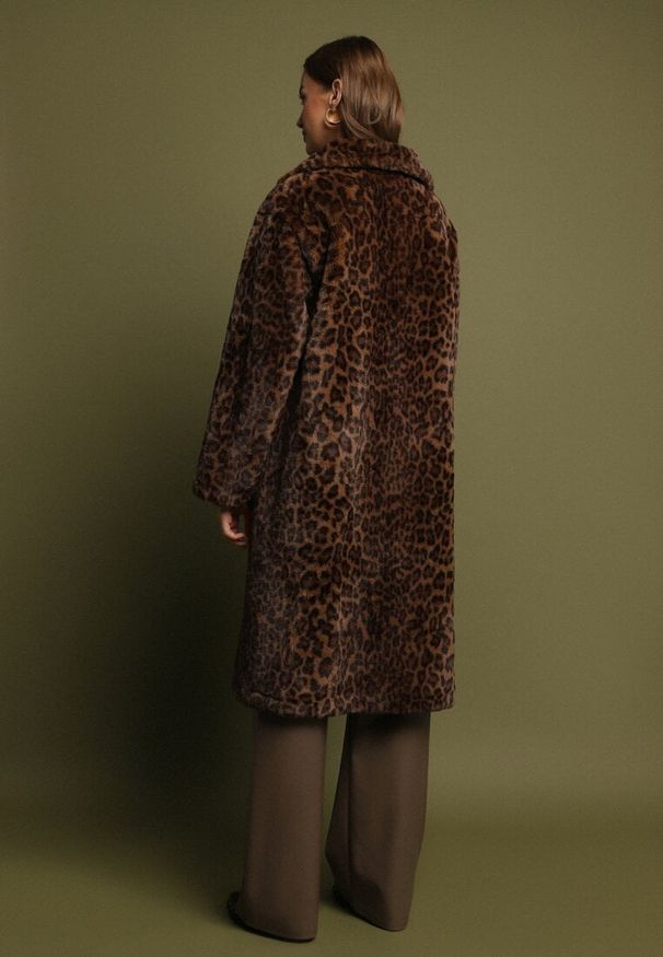 Born2be - Brązowy Jednorzędowy Płaszcz Futerko w Panterkę Otivana. Okazja: na co dzień, na spotkanie biznesowe, na randkę, do pracy. Kolor: brązowy. Materiał: futro. Wzór: motyw zwierzęcy. Sezon: zima, jesień. Styl: casual, biznesowy, elegancki, klasyczny