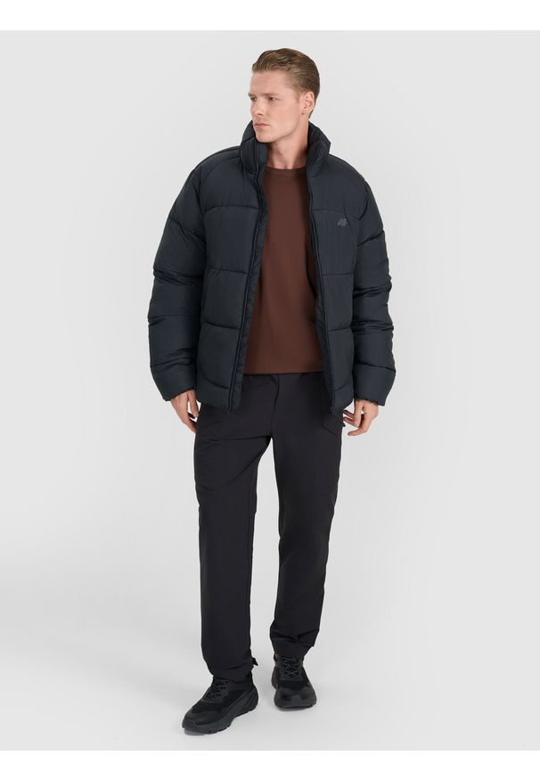 4f - 4F Kurtka puchowa z wypełnieniem syntetycznym męska - czarna S. Okazja: na co dzień. Typ kołnierza: kołnierzyk stójkowy, kaptur. Kolor: czarny. Materiał: puch, syntetyk. Długość: długie. Sezon: zima. Styl: casual, klasyczny, sportowy
