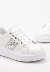 Born2be - Biało-Srebrne Sneakersy na Platformie z Ażurowym Zdobieniem Jovieni. Kolor: biały. Materiał: jeans. Wzór: ażurowy, aplikacja. Obcas: na platformie #2
