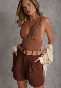 Renee - Brązowe Szorty Casual z Wiskozą High Waist Ozdobione Paskiem z Plecionki Kailee. Okazja: na co dzień. Stan: podwyższony. Kolor: brązowy. Materiał: wiskoza. Wzór: aplikacja. Styl: casual #1