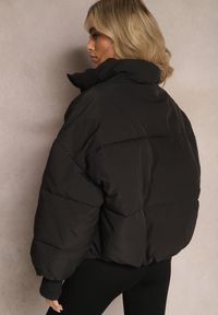 Renee - Czarna Pudełkowa Kurtka Pikowana o Kroju Oversize Isatti. Typ kołnierza: bez kaptura. Kolor: czarny. Długość rękawa: długi rękaw. Długość: długie. Styl: elegancki #4