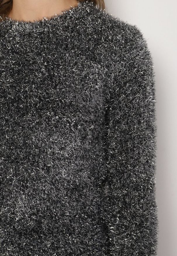 Born2be - Srebrny Sweter z Wiskozą Ozdobiony Metaliczną Nitką Sanamora. Okazja: na co dzień. Kolor: srebrny. Materiał: wiskoza. Wzór: aplikacja. Styl: casual, elegancki