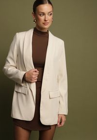 Born2be - Beżowa Marynarka o Pudełkowym Kroju z Ozdobnymi Klapami Clawira. Okazja: na spotkanie biznesowe, do pracy, na co dzień. Kolor: beżowy. Materiał: jeans. Styl: klasyczny, biznesowy, casual #7