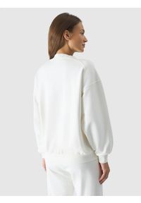 4f - 4F Bluza dresowa nierozpinana bez kaptura damska - biała M. Okazja: na co dzień. Typ kołnierza: bez kaptura. Kolor: biały. Materiał: dresówka. Długość rękawa: raglanowy rękaw. Wzór: gładki, ze splotem, nadruk, napisy. Styl: klasyczny, sportowy, casual