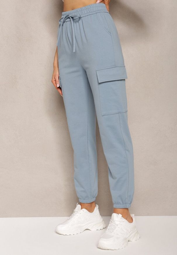 Renee - Niebieskie Bawełniane Spodnie z Gumką w Talii w Sportowym Stylu Cargo Lofriena. Okazja: na co dzień. Stan: podwyższony. Kolor: niebieski. Materiał: bawełna. Styl: sportowy