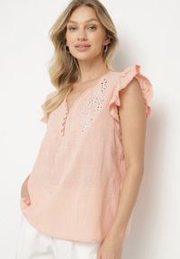 Born2be - Różowa Bawełniana Bluzka Zdobiona Haftem i Falbanką Taloretia. Okazja: na co dzień. Typ kołnierza: dekolt w serek. Kolor: różowy. Materiał: bawełna. Długość rękawa: krótki rękaw. Długość: krótkie. Wzór: haft, aplikacja. Styl: casual, elegancki