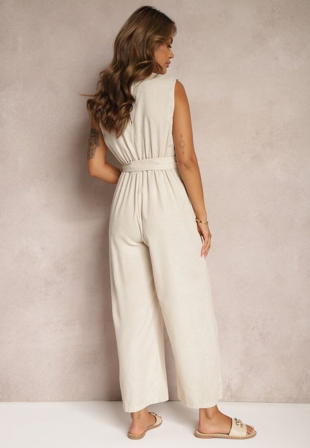 Renee - Beżowy Bawełniany Kombinezon z Kopertowym Dekoltem Paskiem z Klamrą i Gumką w Talii Risalen. Okazja: na co dzień. Kolor: beżowy. Materiał: bawełna. Styl: casual, elegancki, wizytowy