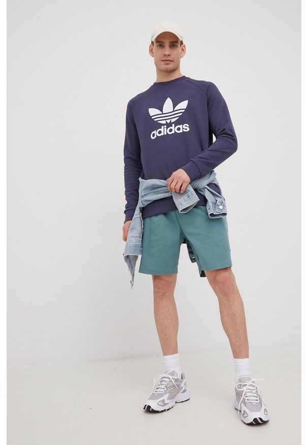 adidas Originals bluza bawełniana Adicolor męska kolor fioletowy z nadrukiem. Okazja: na co dzień. Kolor: fioletowy. Materiał: bawełna. Długość rękawa: raglanowy rękaw. Wzór: nadruk. Styl: casual