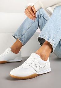 Renee - Białe Sneakersy Klasyczne Tenisówki Istia. Okazja: na co dzień. Kolor: biały. Materiał: jeans. Wzór: aplikacja. Obcas: na obcasie. Wysokość obcasa: niski