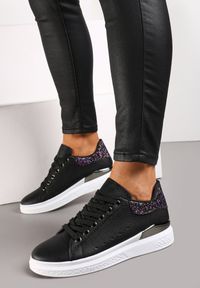 Renee - Czarne Sneakersy z Ekoskóry Ozdobione Brokatem i Metalicznym Detalem Isalieua. Kolor: czarny. Wzór: aplikacja #1