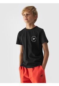 4f - 4F T-shirt regular gładki chłopięcy - czarny 134 (8-9 lat). Okazja: na co dzień. Kolor: czarny. Materiał: bawełna, jersey, dzianina. Długość rękawa: krótki rękaw. Długość: krótkie. Wzór: gładki. Sezon: lato. Styl: sportowy, klasyczny, casual