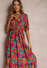 Renee - Różowa Sukienka z Wiskozy Lylian. Kolor: różowy. Materiał: wiskoza. Wzór: aplikacja, kwiaty. Sezon: lato. Typ sukienki: kopertowe. Styl: retro, elegancki. Długość: maxi