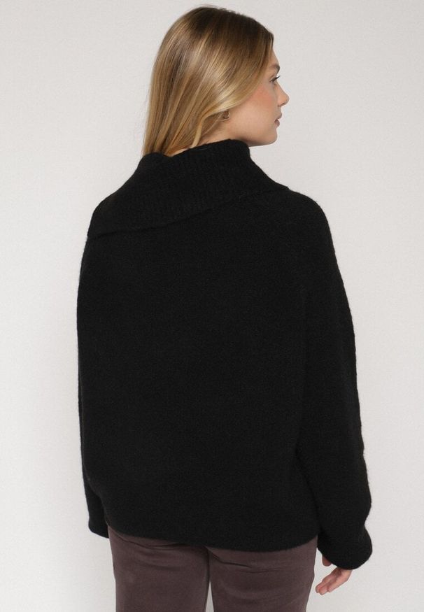 Born2be - Czarny Golf z Wełną i Metalicznymi Guzikami Vidora. Okazja: na co dzień. Typ kołnierza: golf. Kolor: czarny. Materiał: wełna. Wzór: aplikacja. Styl: casual, elegancki