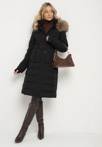 Born2be - Czarno-Brązowa Kurtka o Długim Fasonie z Paskiem i Odpinanym Futerkiem Delathra. Okazja: na co dzień, do pracy. Kolor: czarny. Materiał: futro. Długość: długie. Styl: klasyczny, casual, elegancki #5