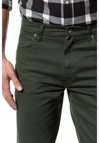 Wrangler - WRANGLER SPODNIE MĘSKIE TEXAS MOSS GREEN W121TA221 112126200