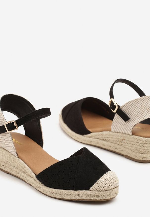 Renee - Czarne Sandały Vices na Plecionym Koturnie w Stylu Boho Erathria. Okazja: na spacer. Zapięcie: sprzączka. Kolor: czarny. Sezon: lato. Obcas: na koturnie. Styl: boho