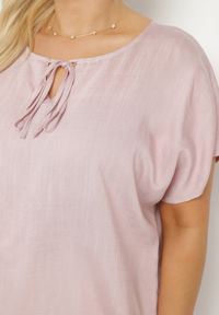 Born2be - Ciemnoróżowa Bluzka z Wiskozą Wiązana przy Dekolcie Dovarelle. Okazja: na co dzień. Kolekcja: plus size. Kolor: różowy. Materiał: wiskoza. Długość rękawa: krótki rękaw. Długość: krótkie. Styl: elegancki, casual